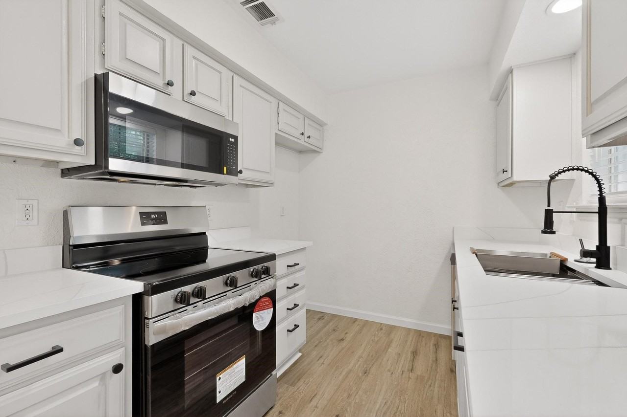 925 Cedar Ter - Photo 7 of 22