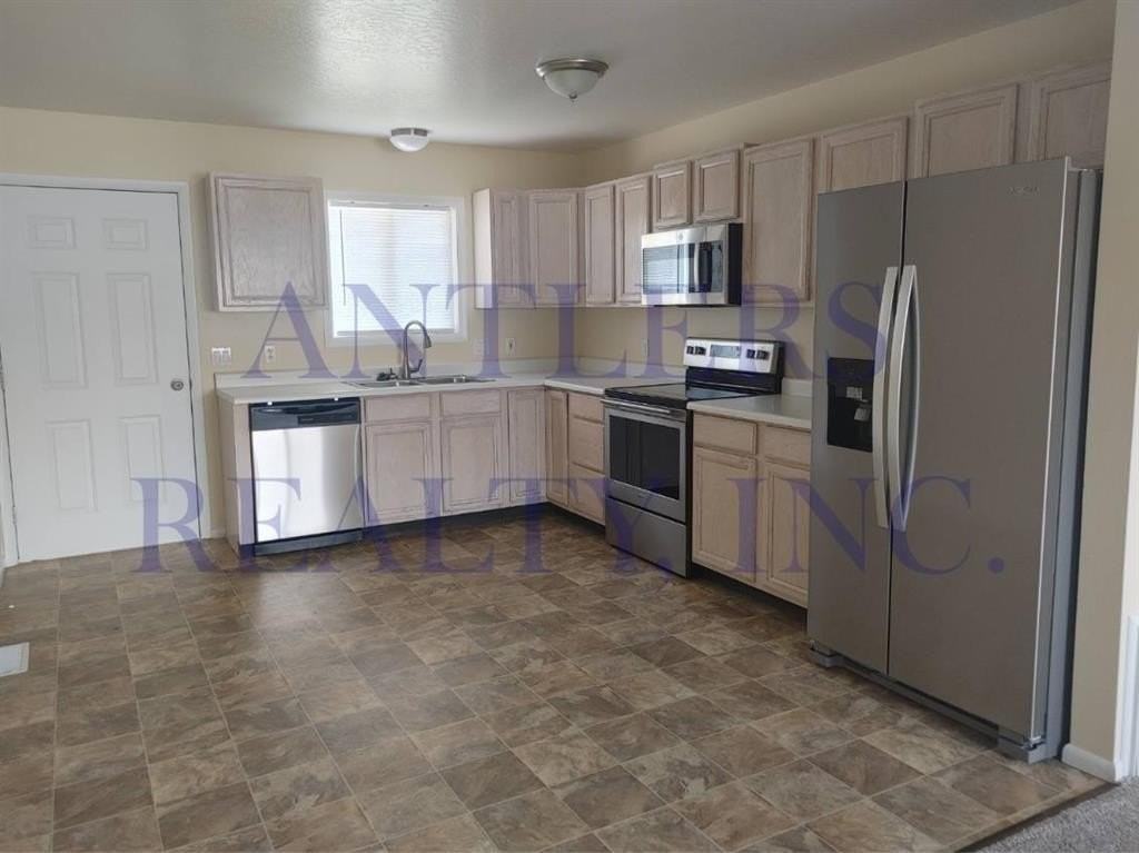 1112 Elm Ave - Photo 3 of 9