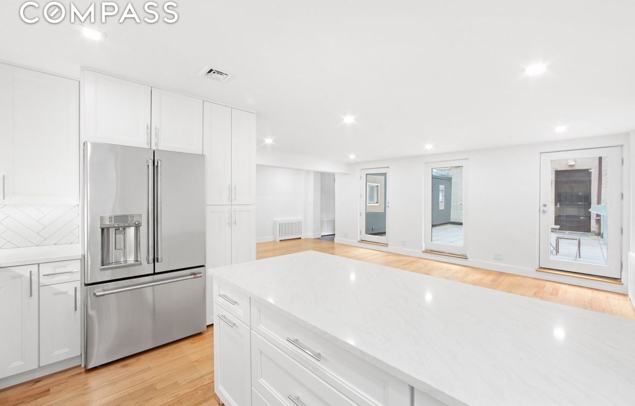 215 E 59th St #CHR - Photo 2 of 24