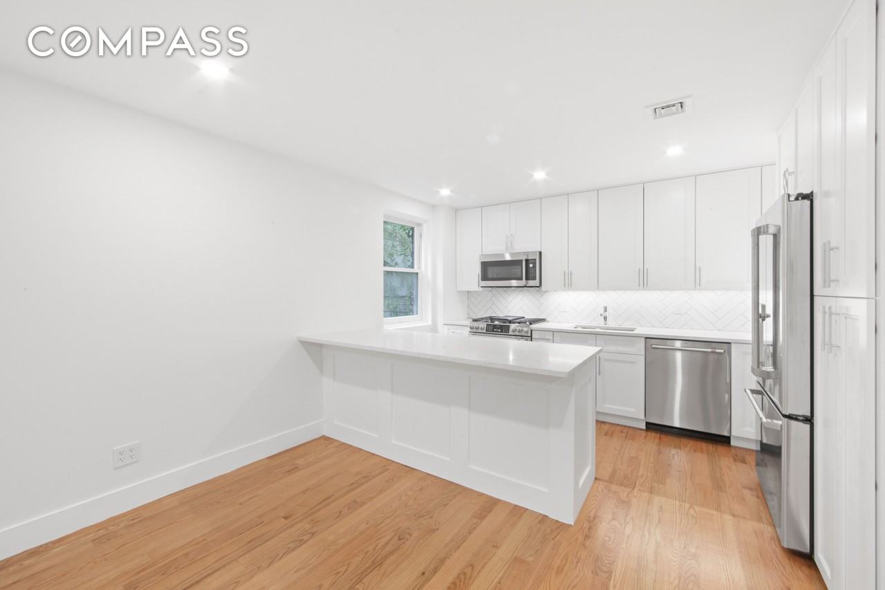 215 E 59th St #CHR - Photo 3 of 24