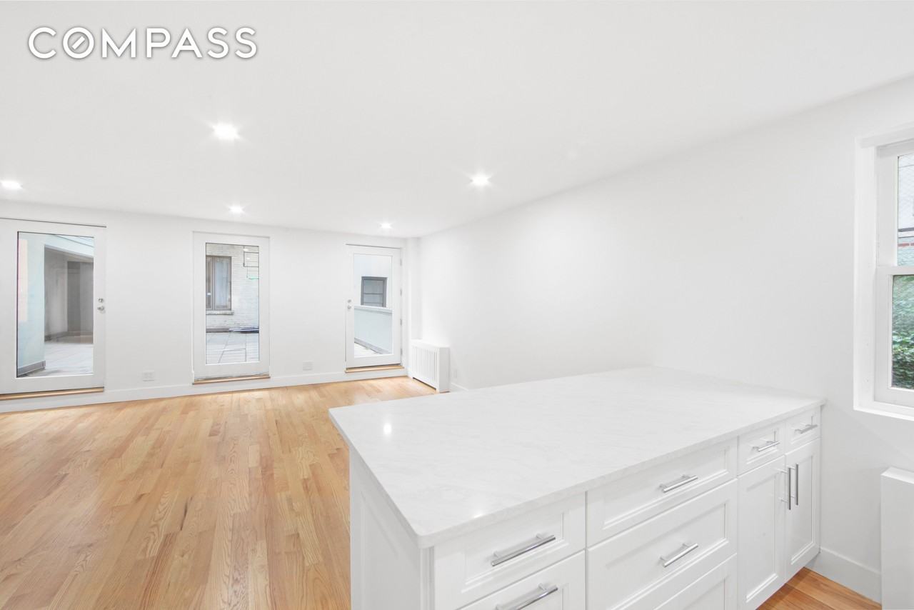215 E 59th St #CHR - Photo 6 of 24