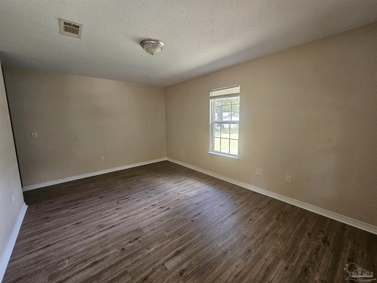 2040 E Roberts Rd - Photo 2 of 7