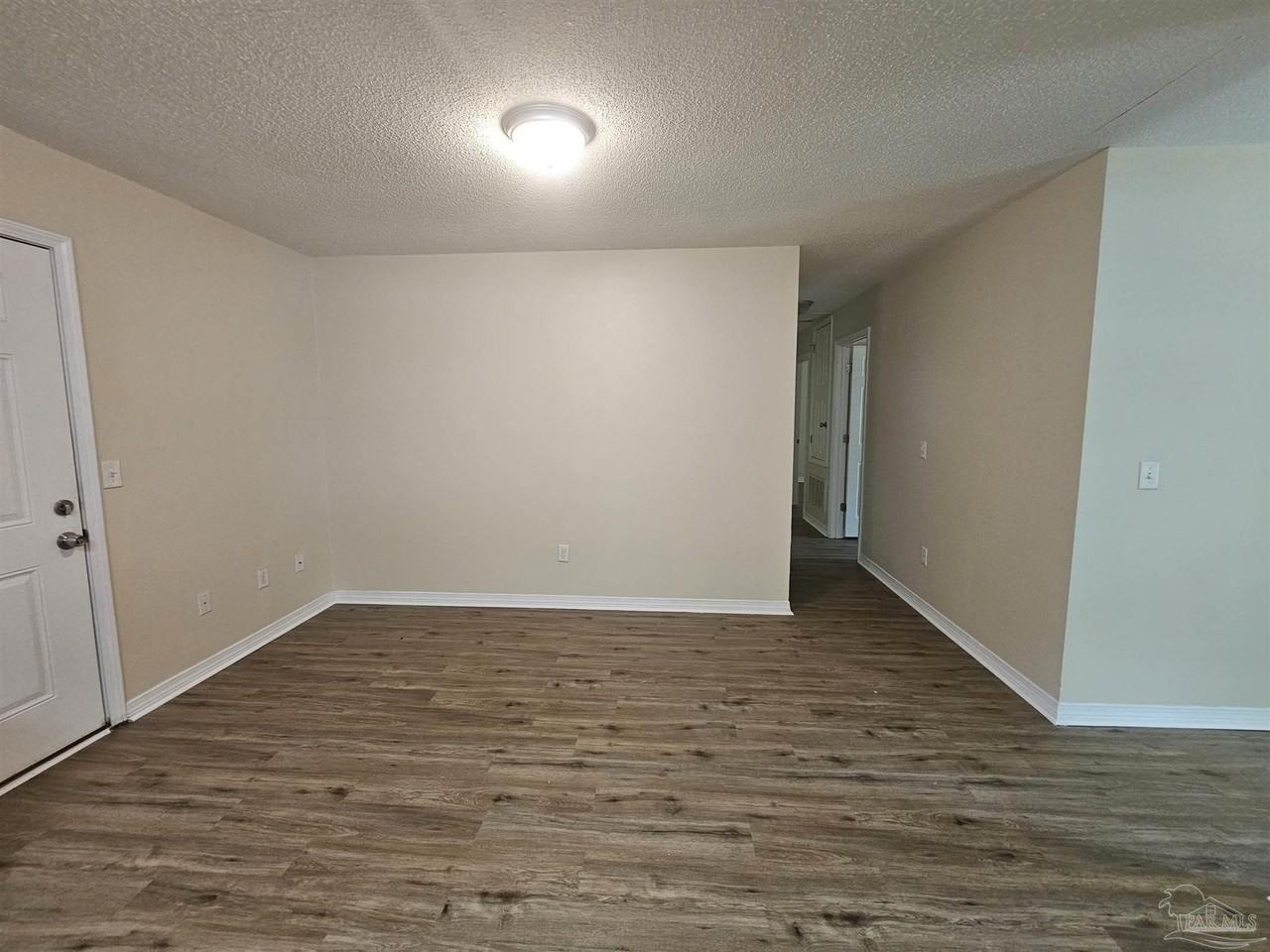 2040 E Roberts Rd - Photo 3 of 7