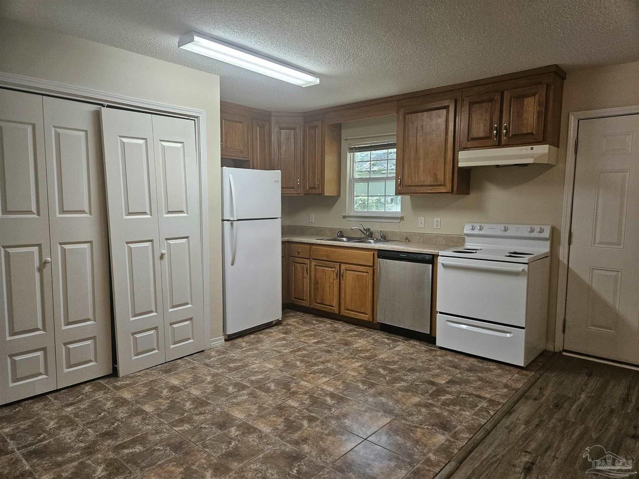 2040 E Roberts Rd - Photo 4 of 7