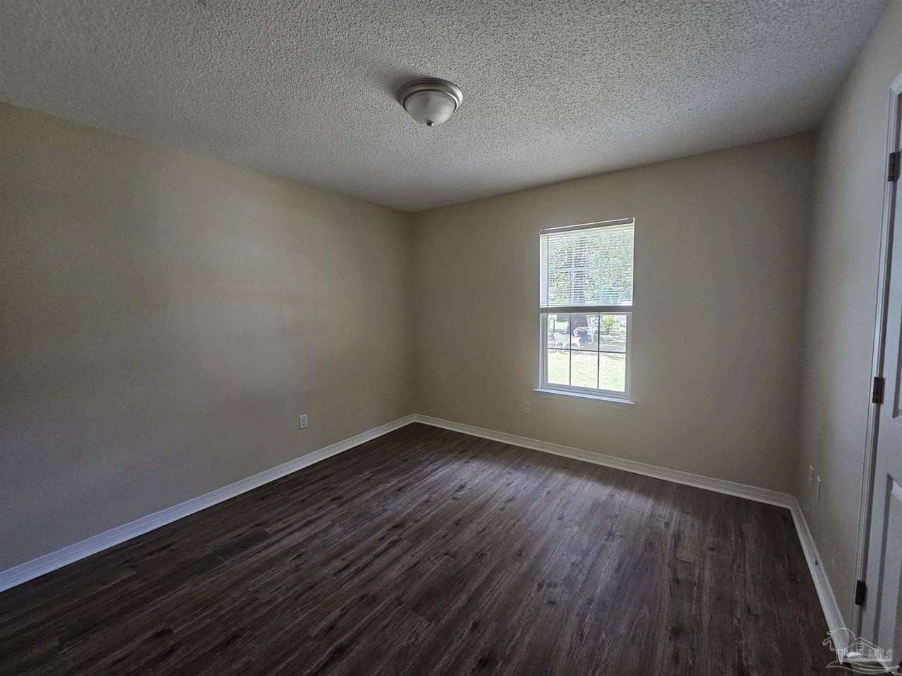 2040 E Roberts Rd - Photo 6 of 7