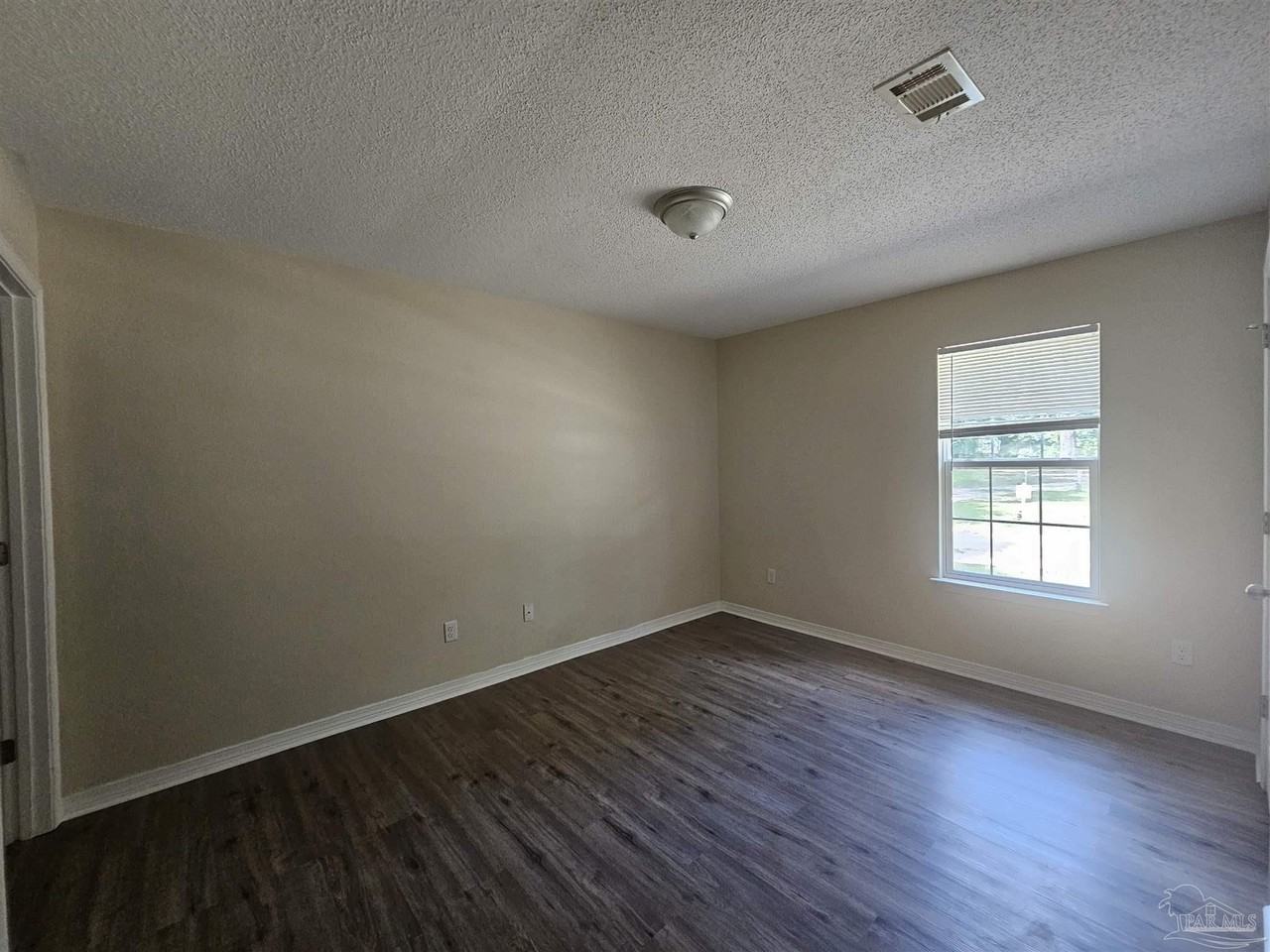 2040 E Roberts Rd - Photo 7 of 7