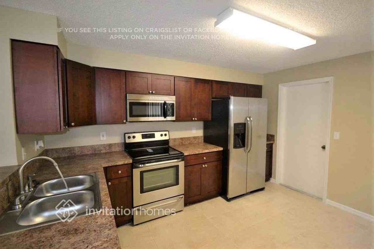 1136 Sorrento Dr - Photo 5 of 14