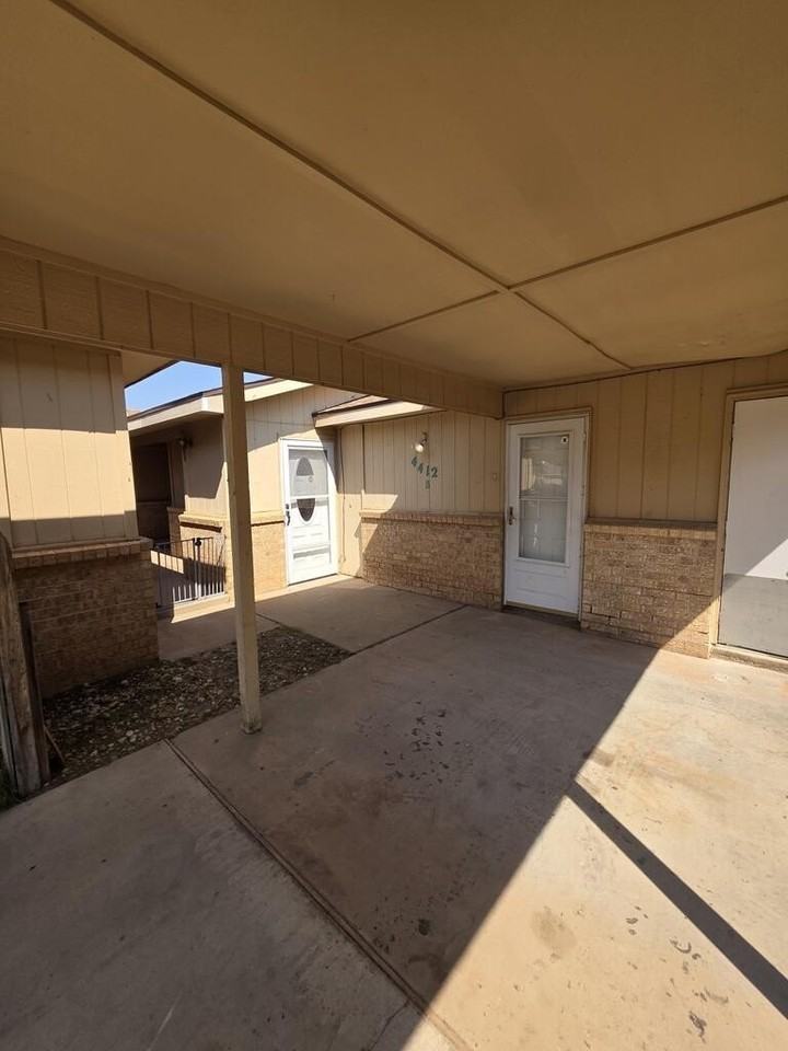 4412 Saint Andrews Dr #B - Photo 2 of 28