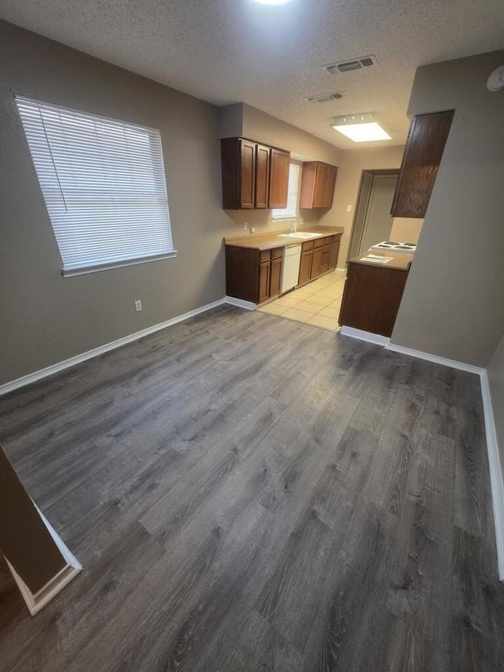 4422 Fairgate Dr - Photo 6 of 30