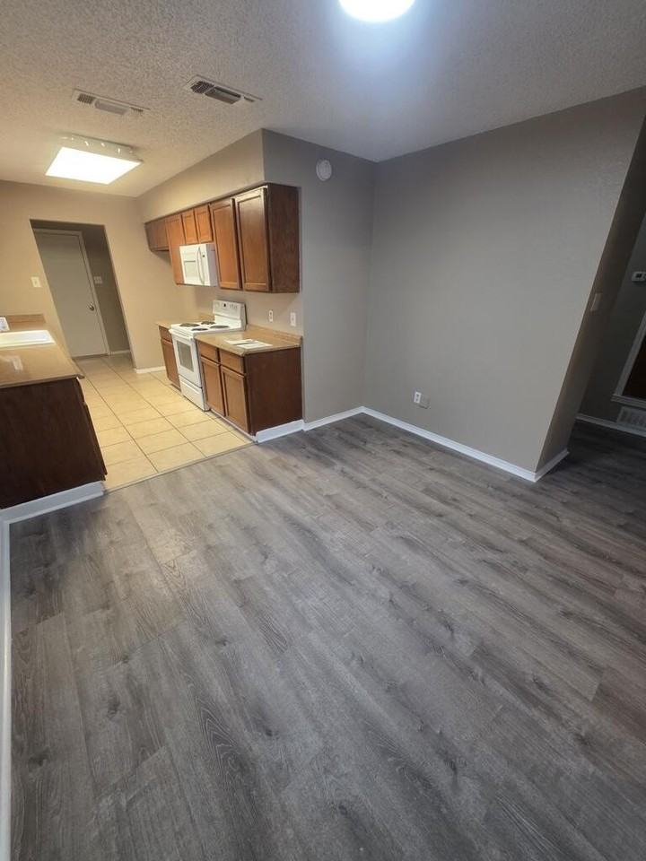 4422 Fairgate Dr - Photo 7 of 30