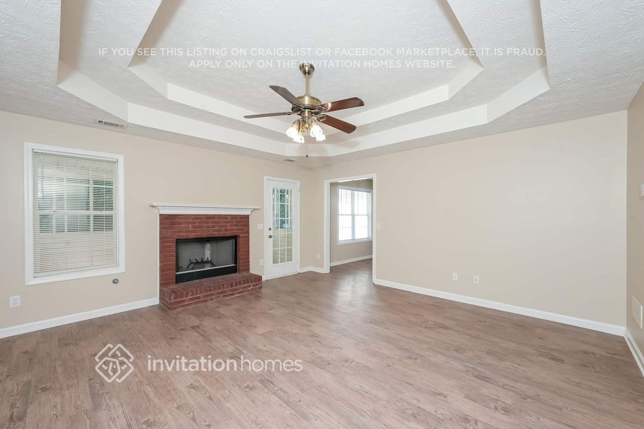 2990 Lenora Springs Dr - Photo 4 of 18