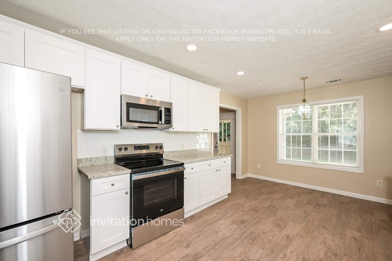 2990 Lenora Springs Dr - Photo 7 of 18