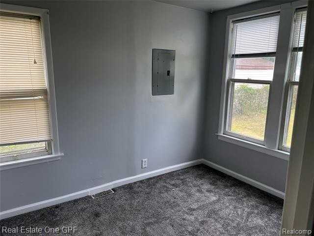 14018 Hobart Ave - Photo 7 of 12