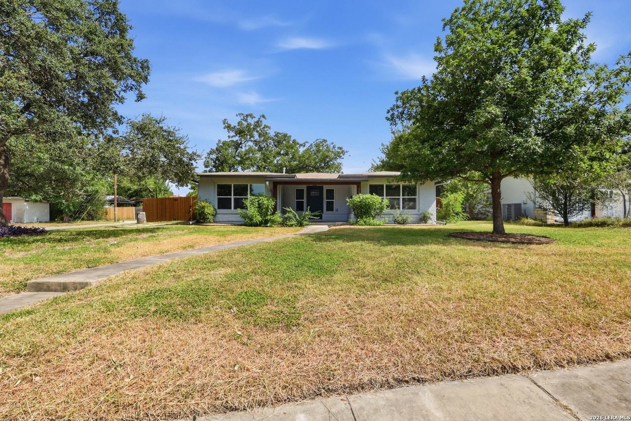 2555 W Kings Hwy - Photo 2 of 33