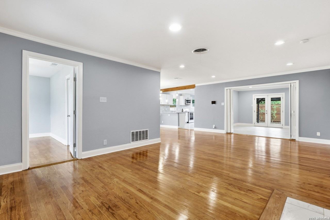 2555 W Kings Hwy - Photo 4 of 33