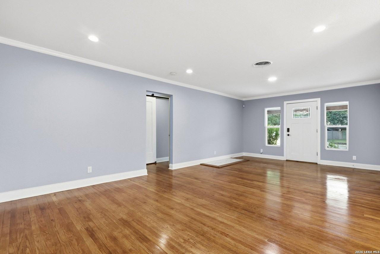 2555 W Kings Hwy - Photo 5 of 33