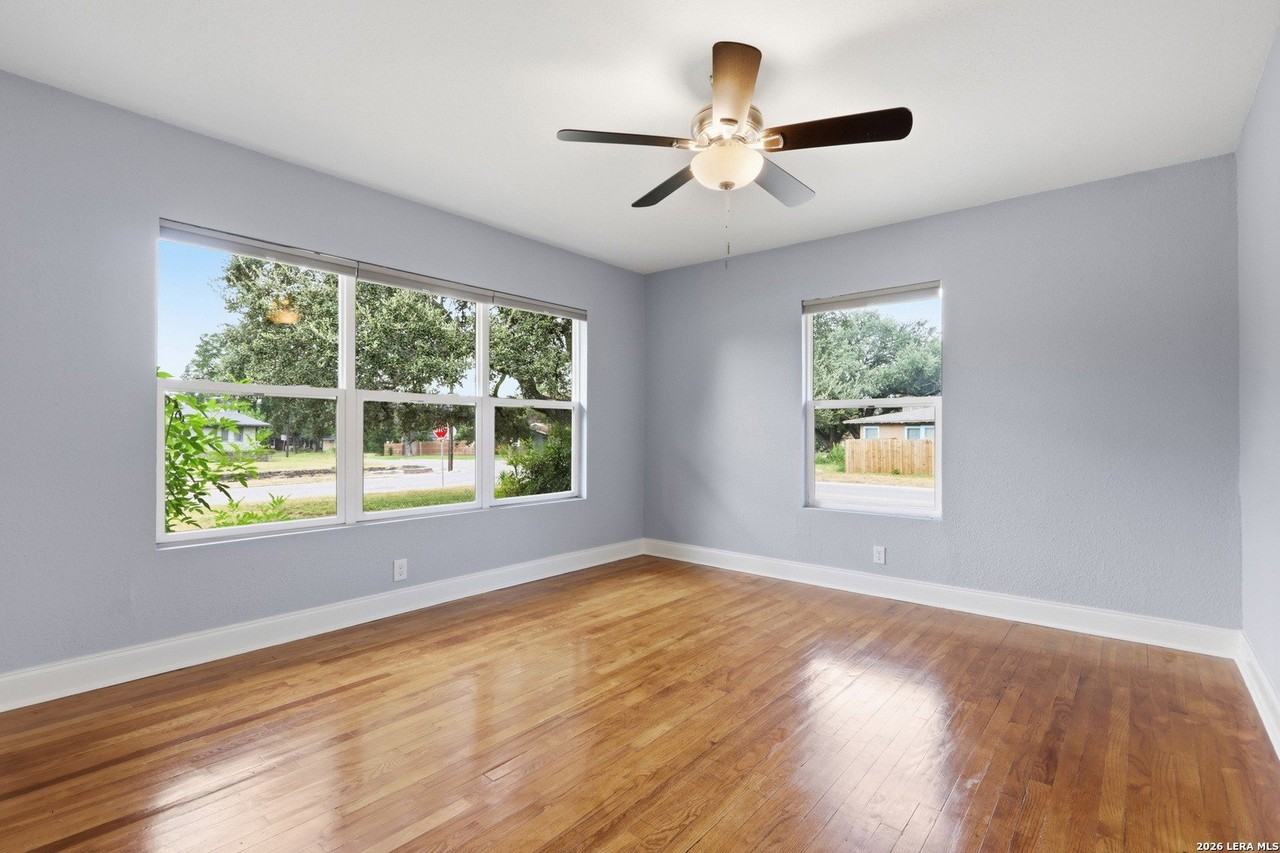 2555 W Kings Hwy - Photo 7 of 33