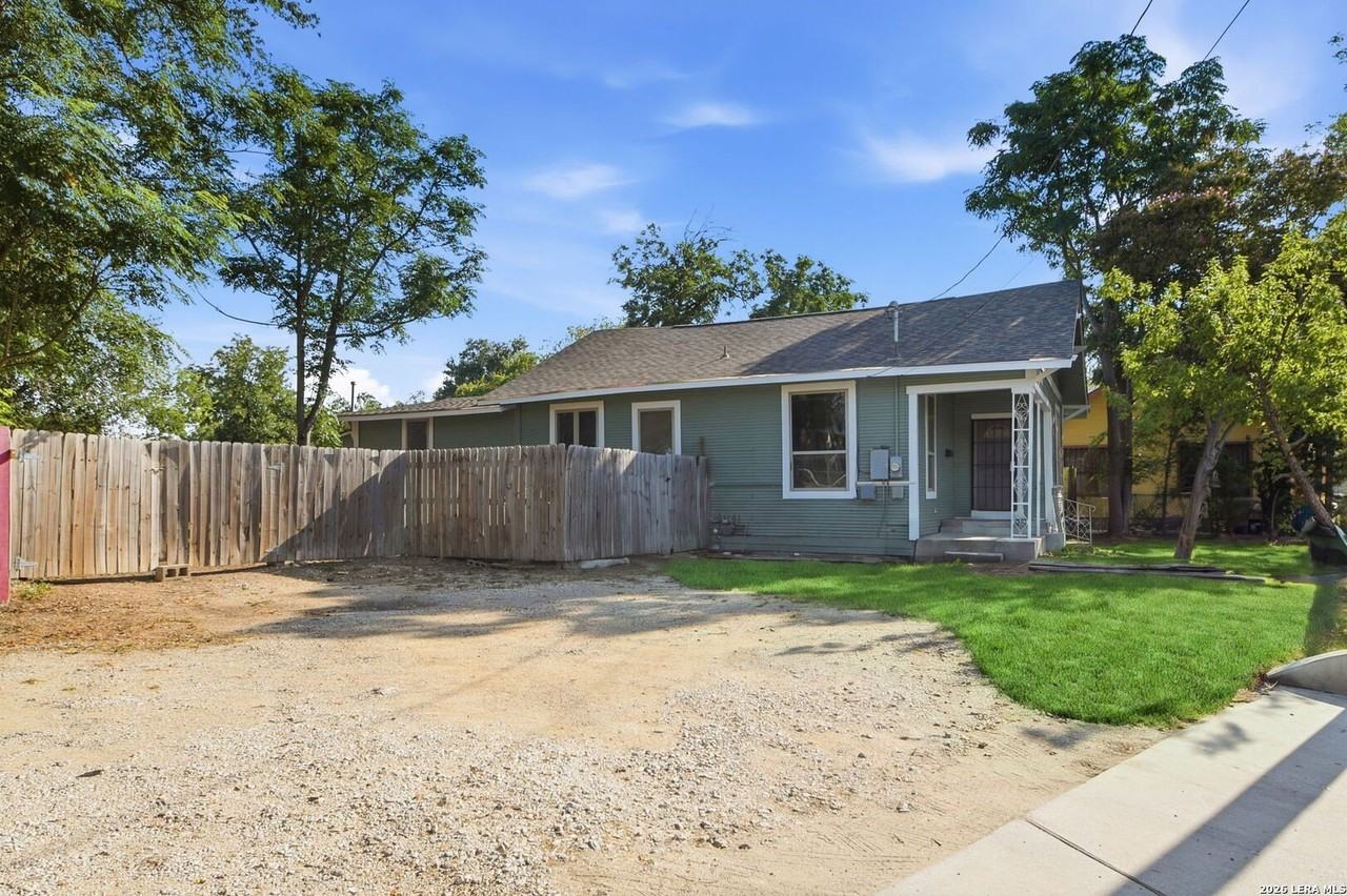 262 E Southcross Blvd - Photo 2 of 22