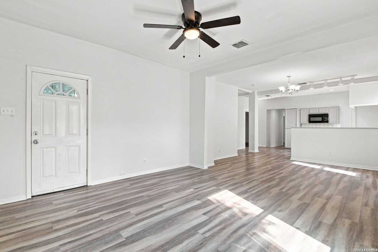 262 E Southcross Blvd - Photo 4 of 22