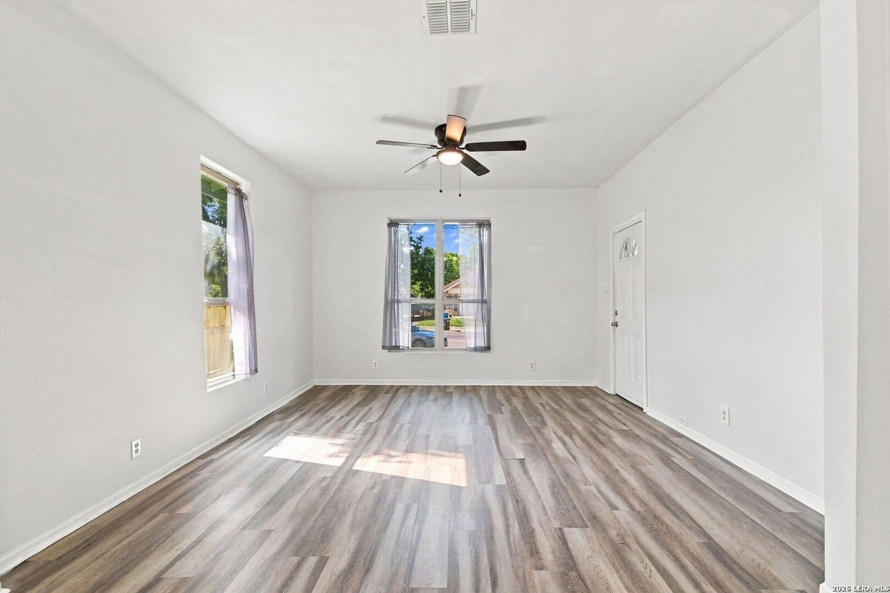 262 E Southcross Blvd - Photo 5 of 22