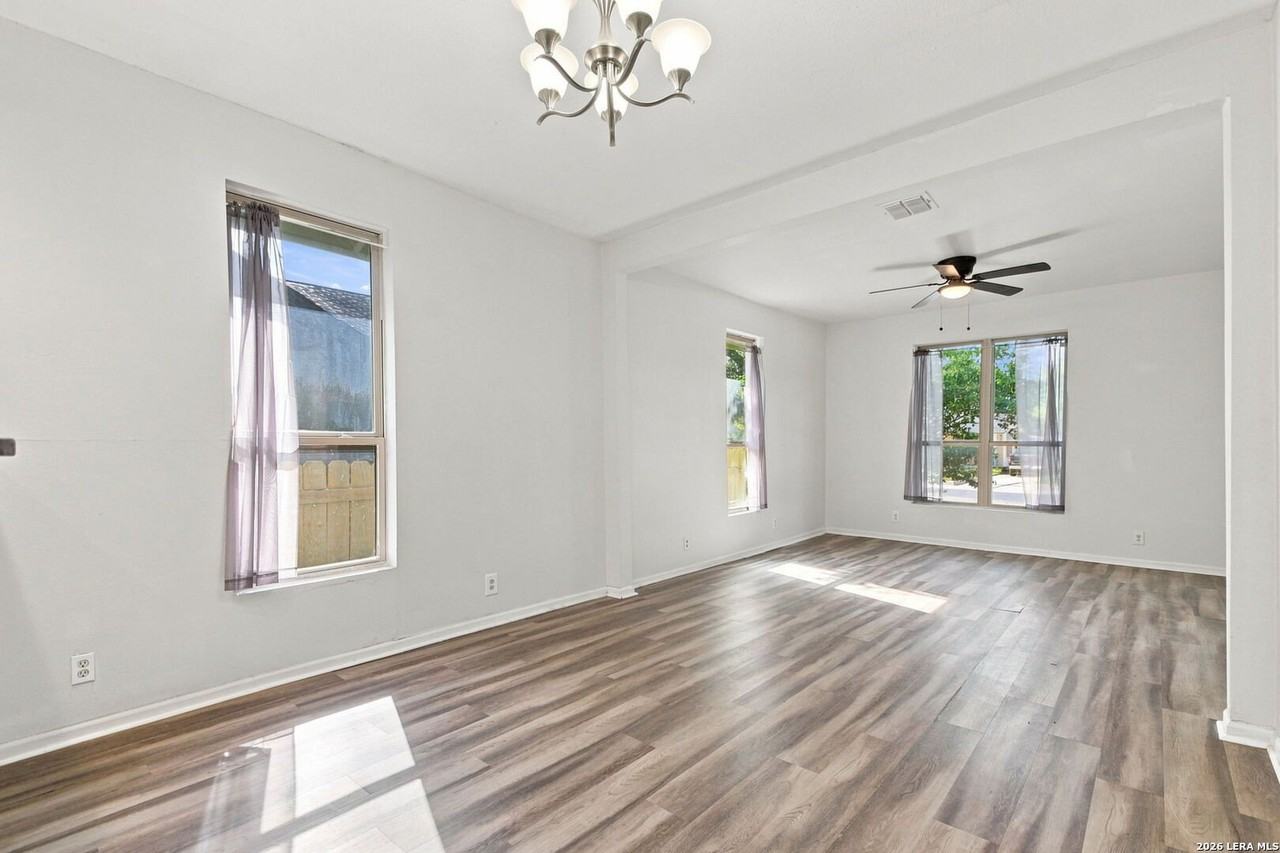262 E Southcross Blvd - Photo 6 of 22