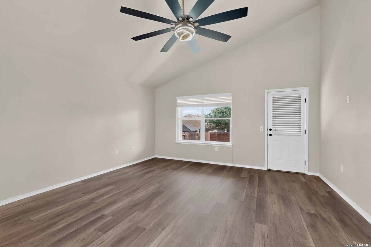 735 Pelican Pt - Photo 7 of 38