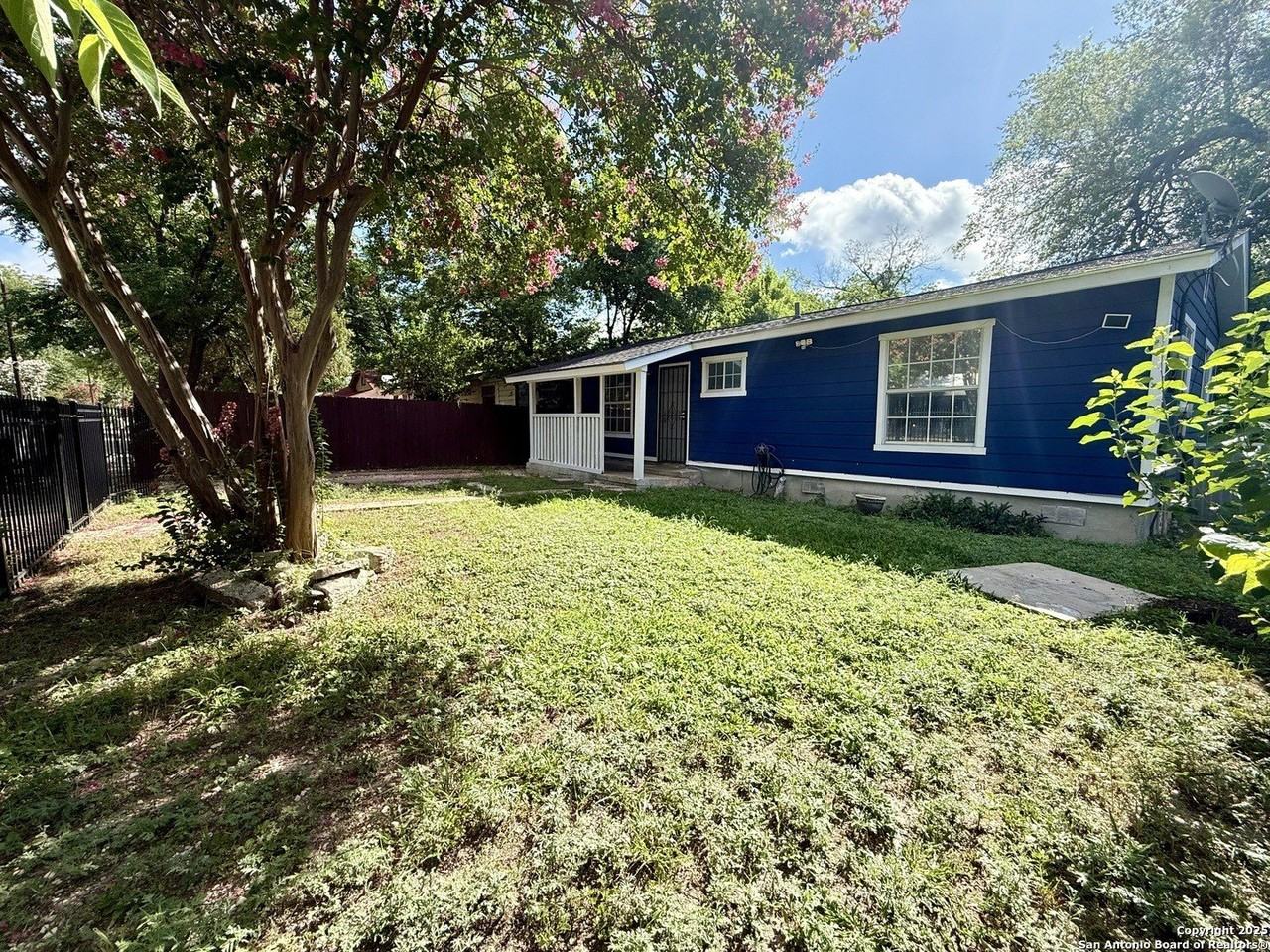 230 S San Gabriel Ave - Photo 6 of 22