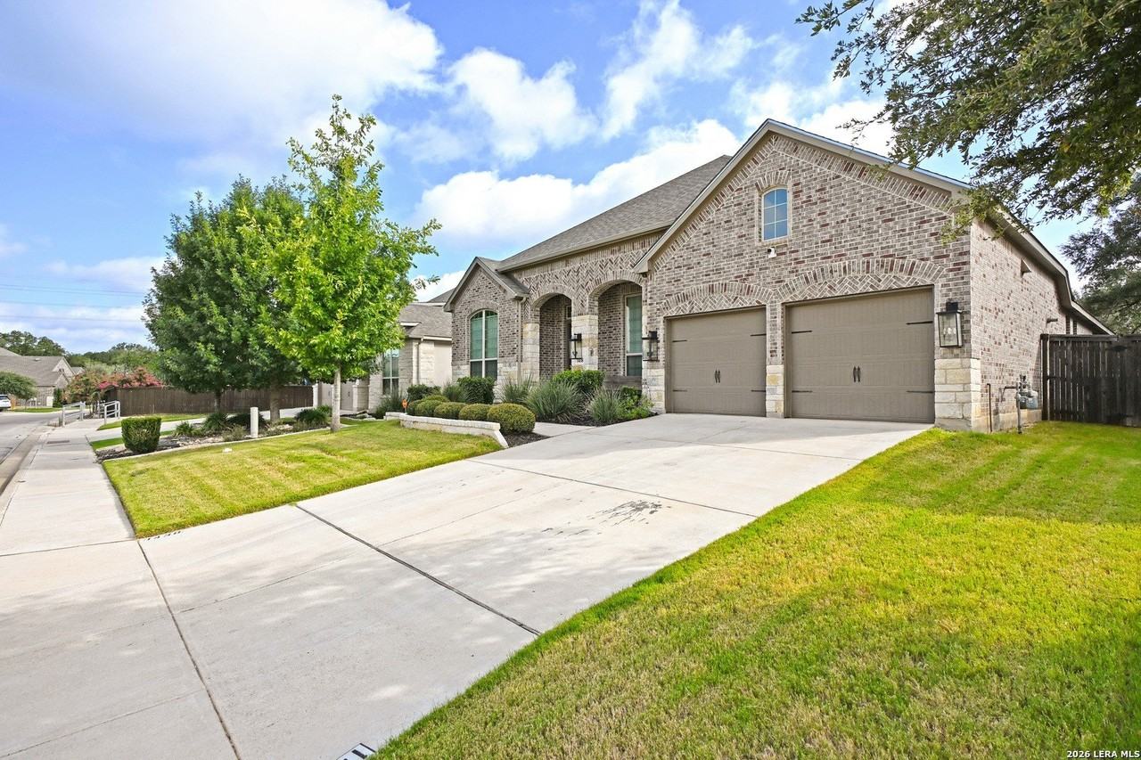 1438 Oaklawn Dr - Photo 2 of 48