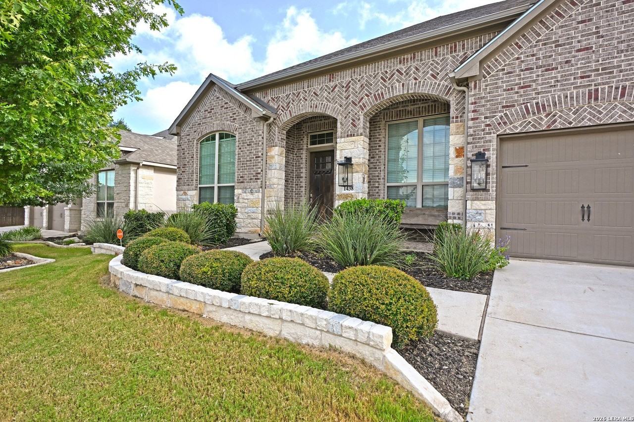 1438 Oaklawn Dr - Photo 3 of 48