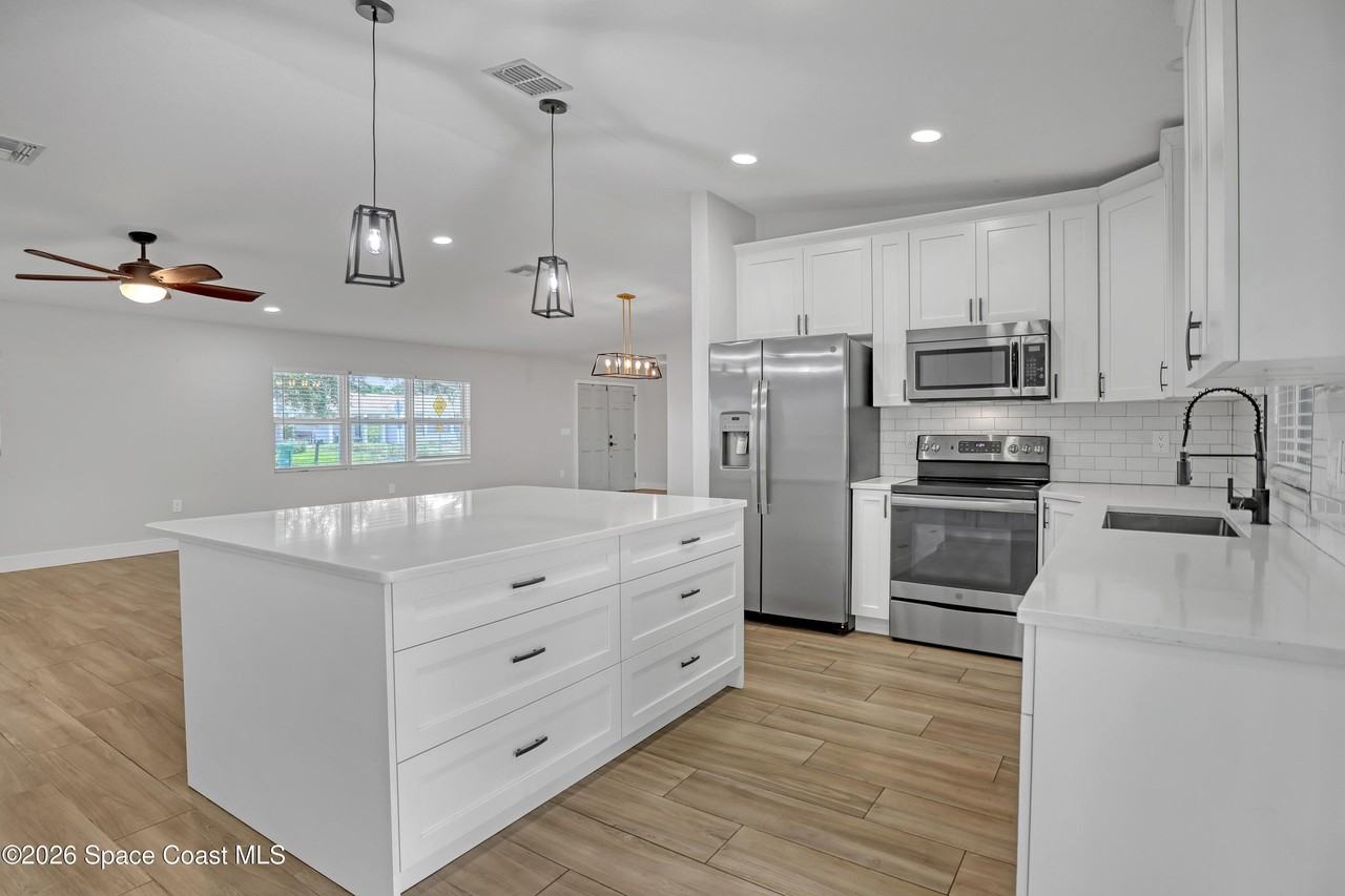 580 Pine Tree Dr - Photo 4 of 31