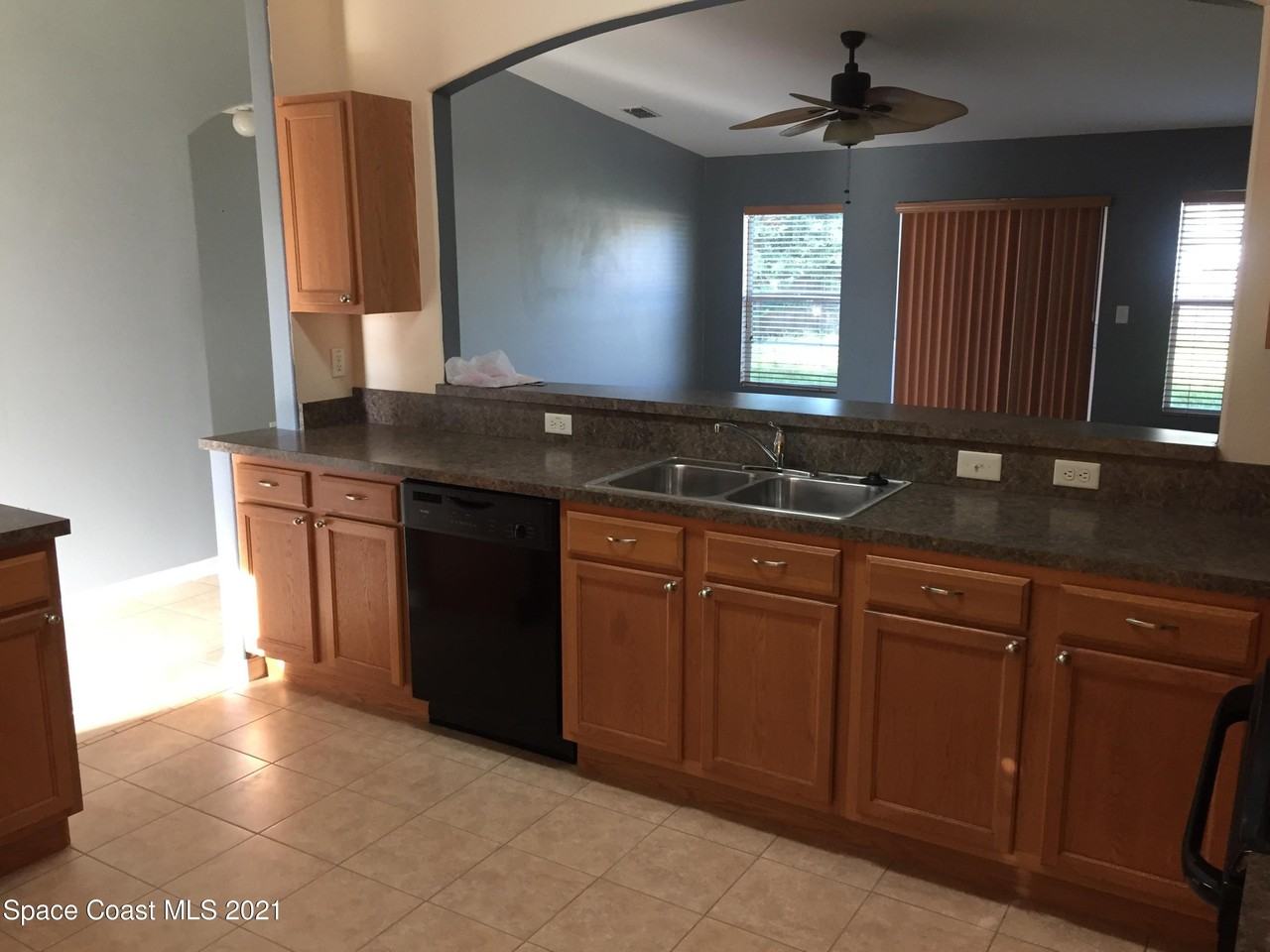 1034 Glencove Ave Nw - Photo 3 of 16