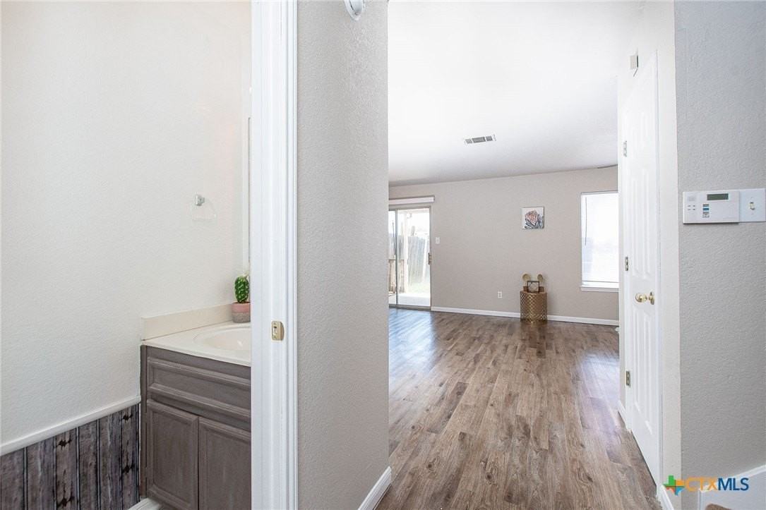 402 Deloris Dr - Photo 3 of 20
