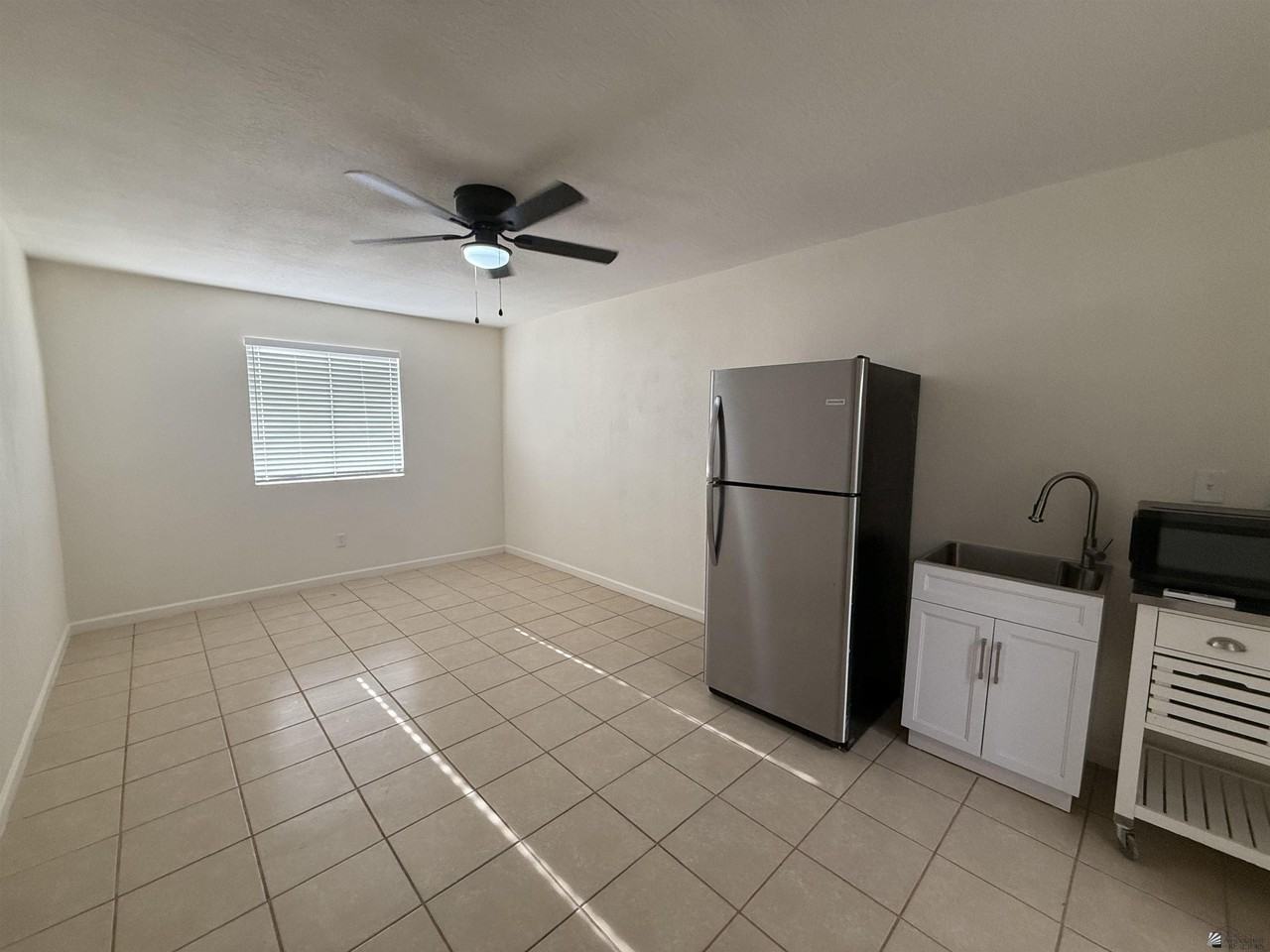 723 N Musgrove Ave #B - Photo 2 of 9