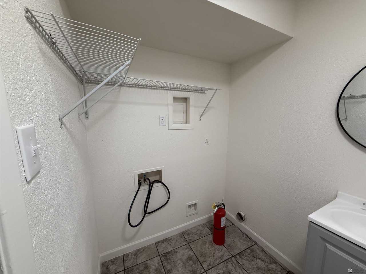723 N Musgrove Ave #B - Photo 6 of 9