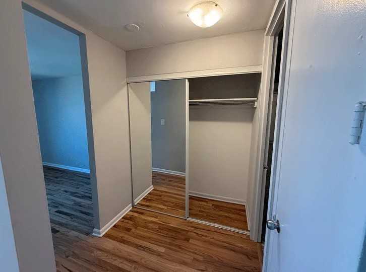 W Montrose Ave & N Clarendon Ave - Photo 4 of 12