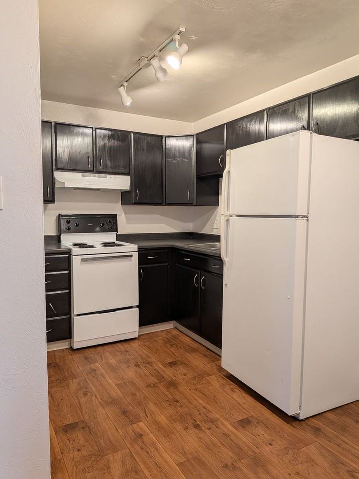 95 N Clarkson St Carolyn Arms Apartments - Photo 4 of 11