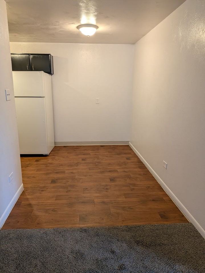 95 N Clarkson St Carolyn Arms Apartments - Photo 5 of 11