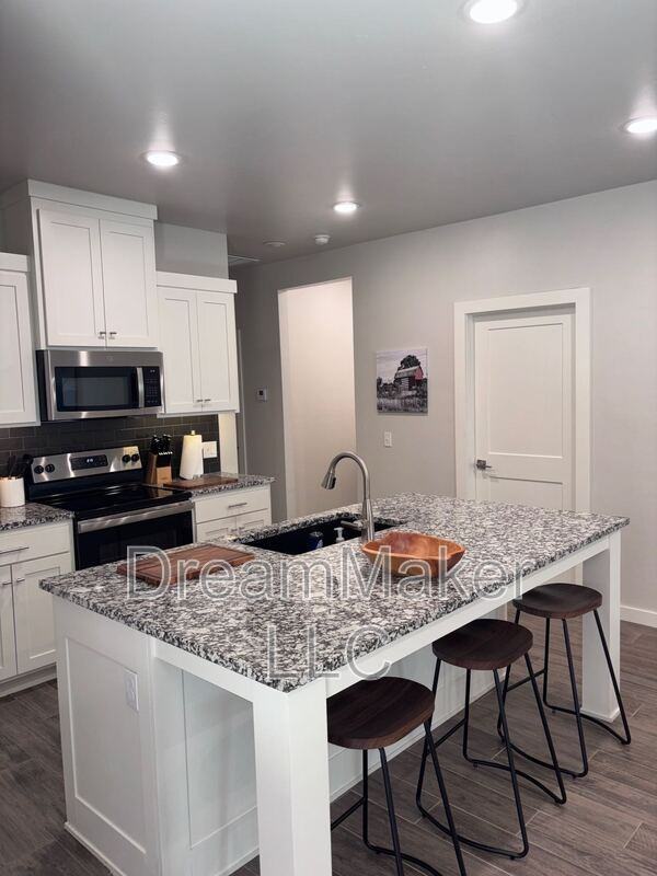 2819 Clifton Ter - Photo 7 of 32