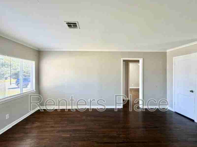 1428 E 52nd St - Photo 4 of 14