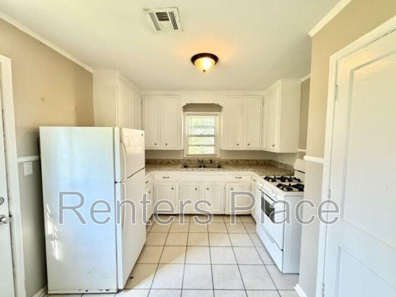 1428 E 52nd St - Photo 6 of 14
