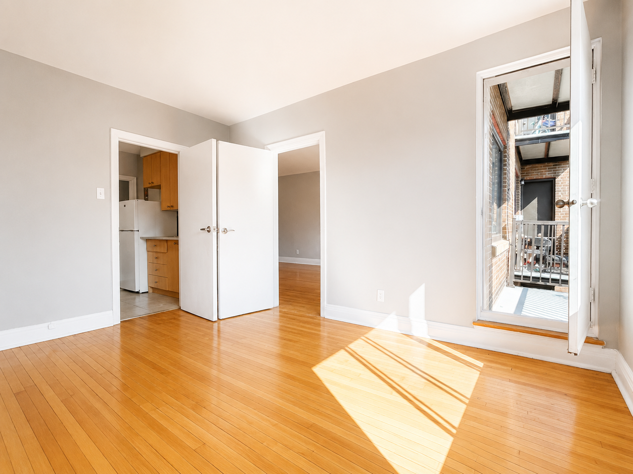 5025 Avenue Macdonald #301 - Photo 2 of 9
