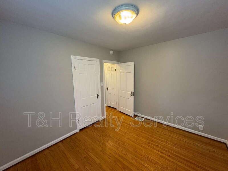 5302 E Saint Joseph St - Photo 7 of 16