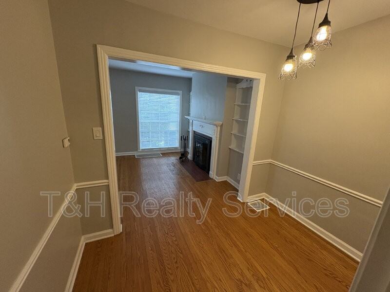 5302 E Saint Joseph St - Photo 5 of 19