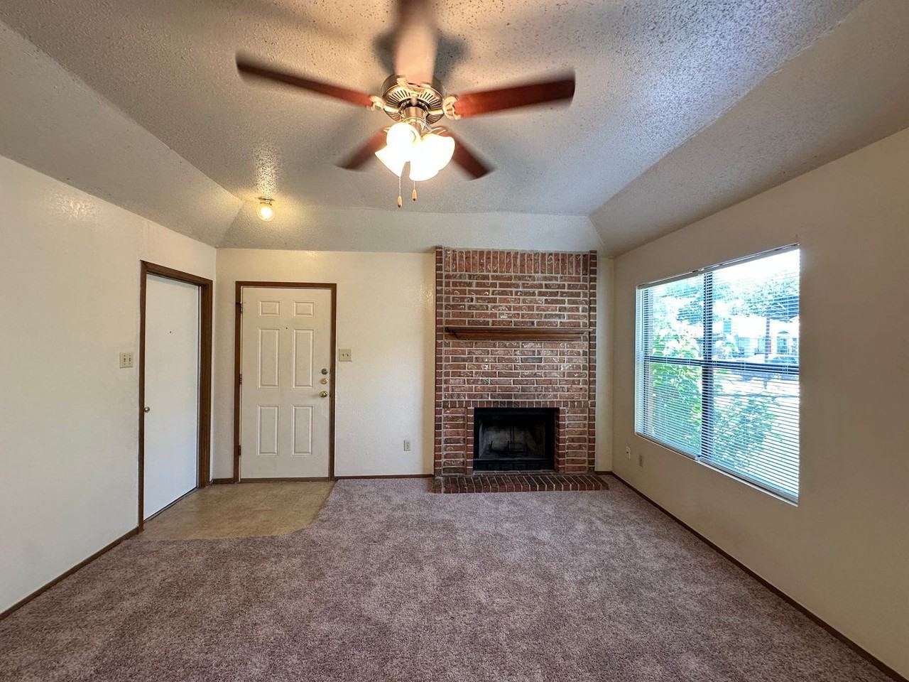 2707 Taft St - Photo 5 of 33
