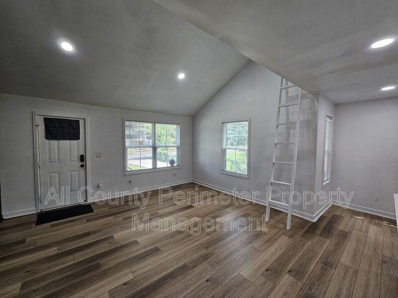 2107 Pinehurst Dr - Photo 3 of 12