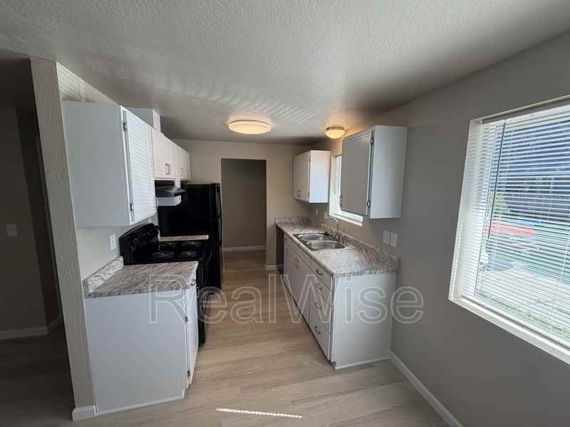 1480 Kellenbeck Ave - Photo 5 of 18