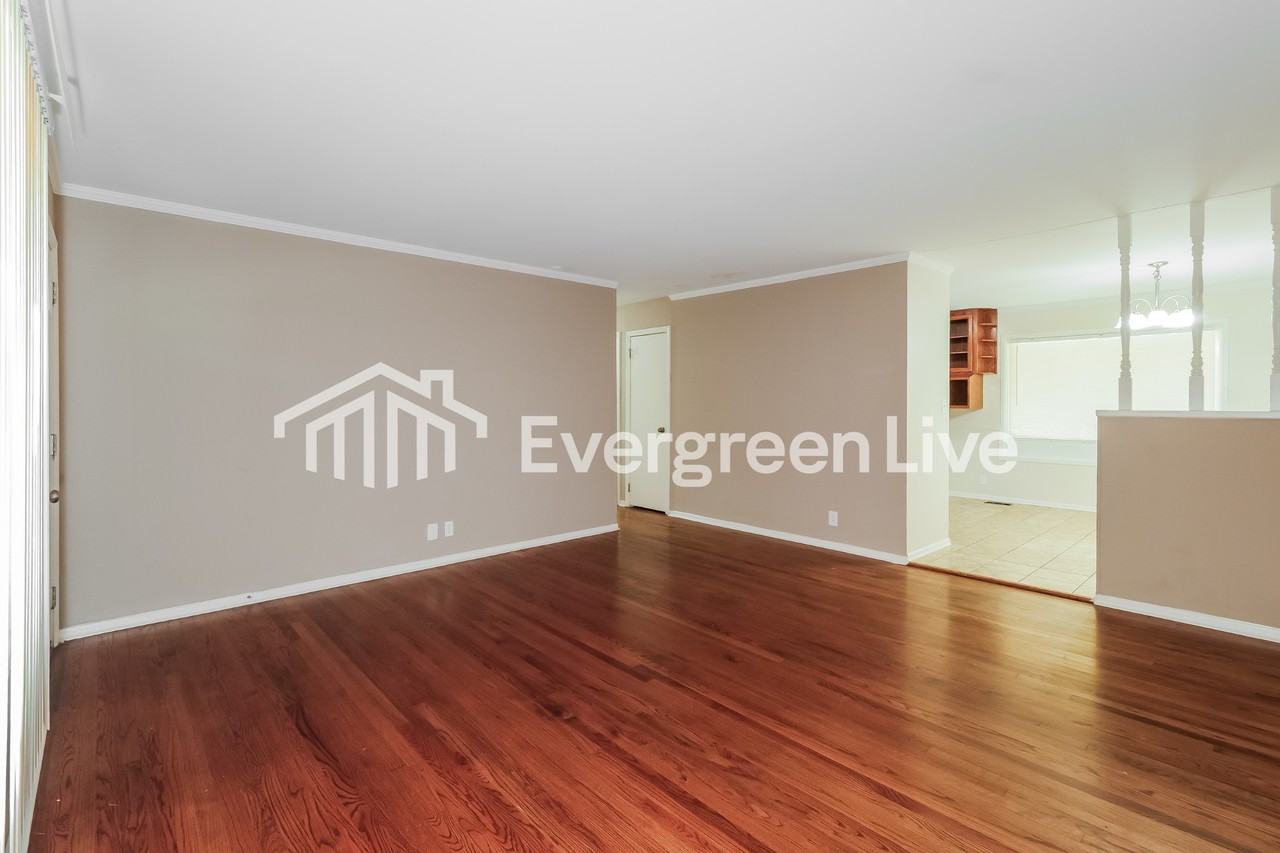 9304 Lewis Ave - Photo 4 of 15