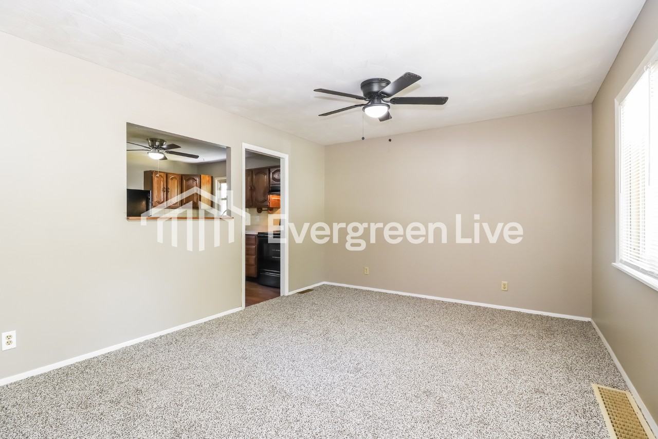 1705 Fernbrook Dr - Photo 3 of 15
