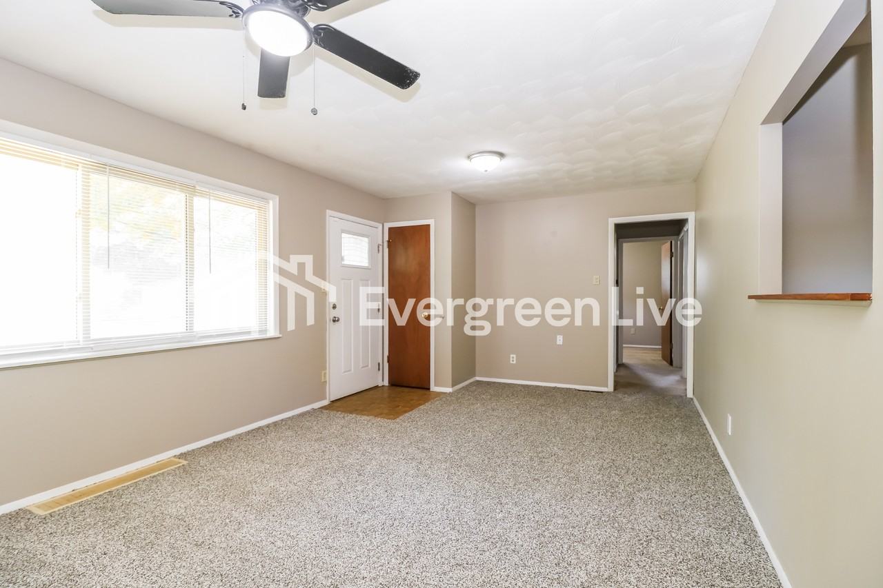 1705 Fernbrook Dr - Photo 4 of 15