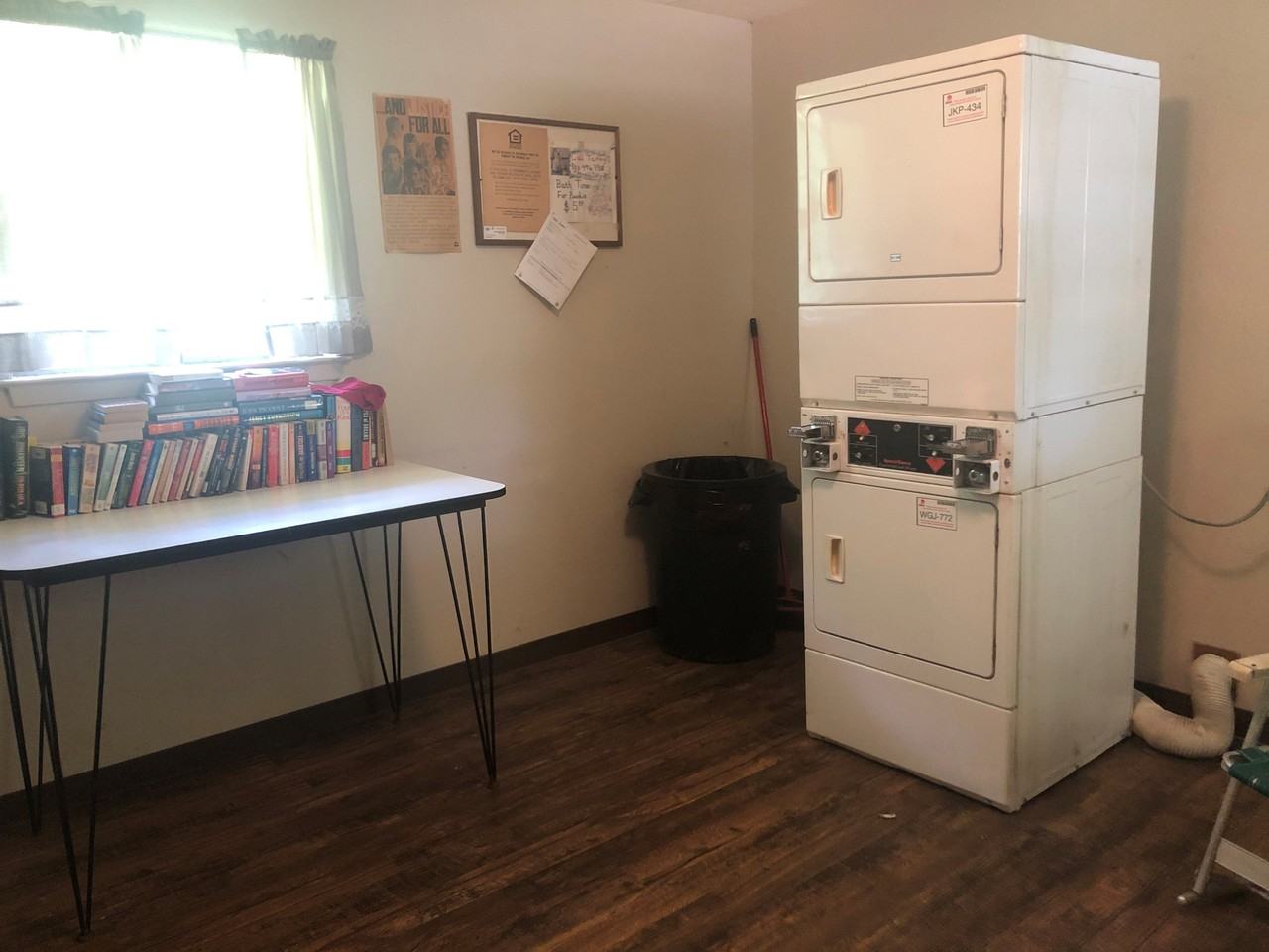 709 W Witt St - Photo 3 of 8
